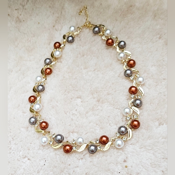 Exquisite necklace Three Tones Pearls and earrings set Over Golden Setting - Picture 4 of 9